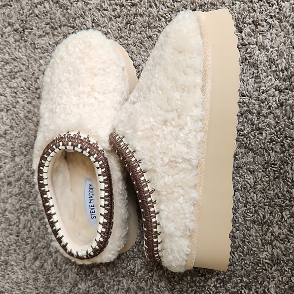 Steve Madden Cream Fuzzy Women's Slippers - Picture 4 of 10